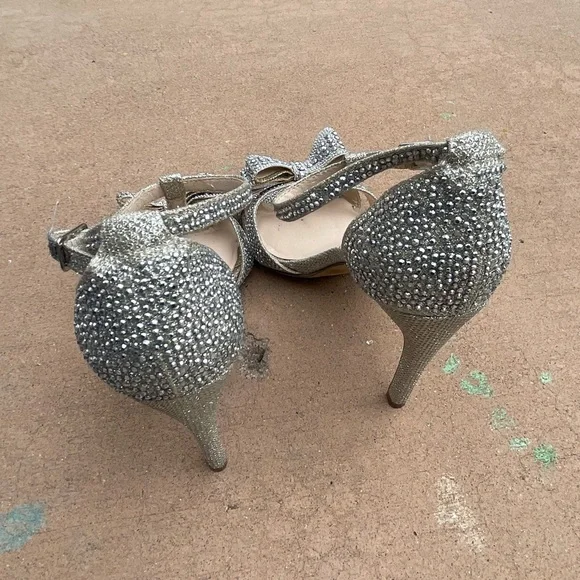 Inc silver rhinestone strappy heel with bows SZ7.5- flaw-missing stone + peeling - Picture 4 of 8